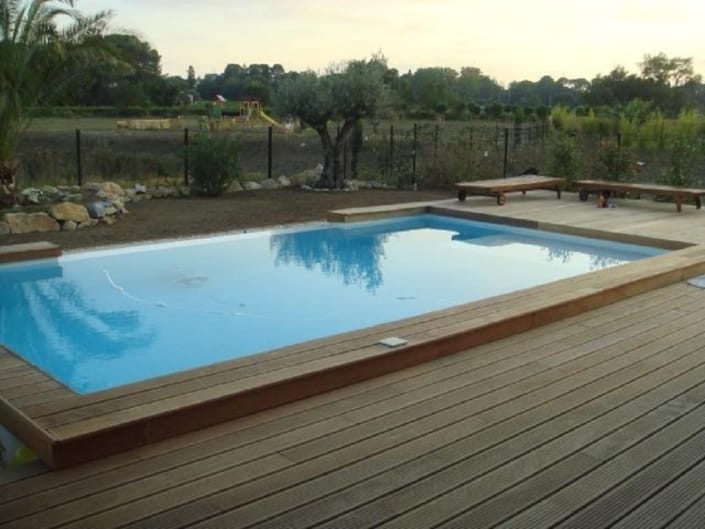 terrasse autour de la piscine