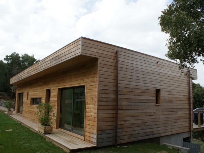 Maison bardage en bois et toit plat