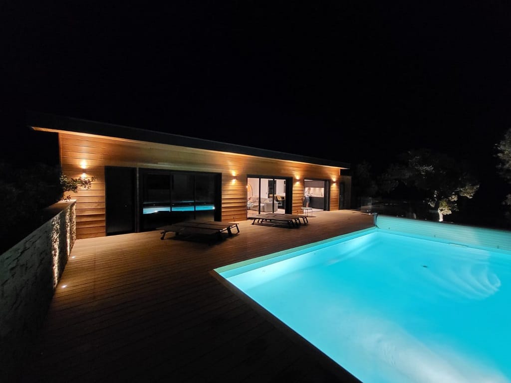 terrasse et piscine de nuit terrasse et piscine de nuit